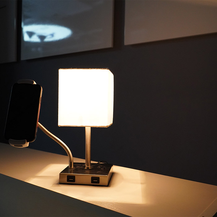 Lampe med USB-opladningsport